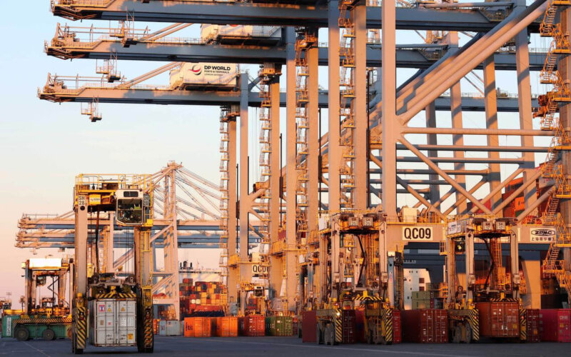 1920_londongatewaystraddlecarrier0321