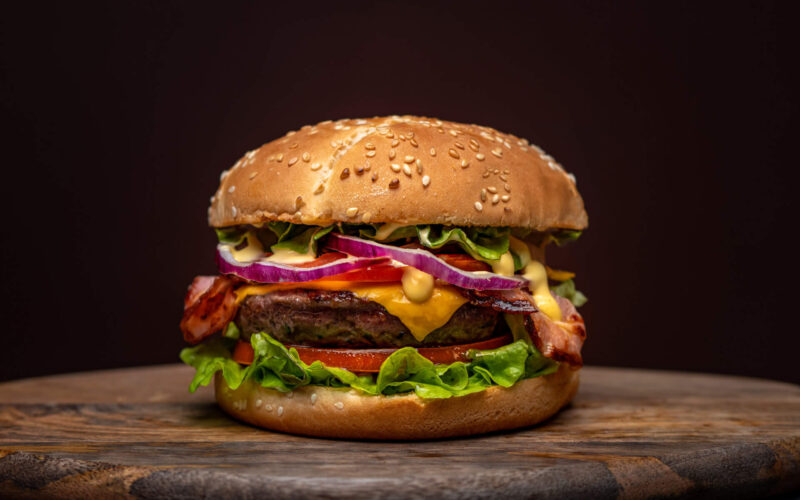 Beef,Burgers,On,Wooden,Plate
