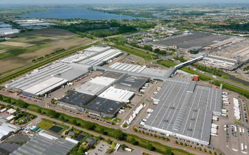 Aalsmeer, bloemenveiling Royal Flora Holland Aalsmeer en bedrijventerrein VBA zuid, VBA zuid werd in 1999 in gebruik genomen
©  25 mei 2020 Aerophoto-Schiphol Luchtfotografie  