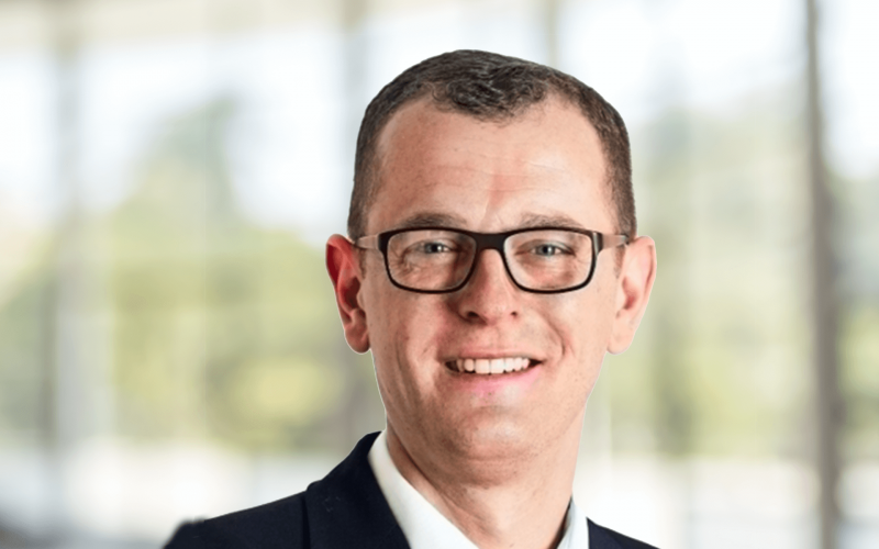 Oliver Saunder with the Savills bck and shoulders 1 (1)