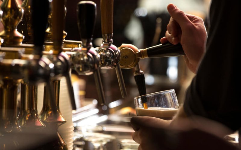 Closeup,Of,A,Bartender,Pouring,A,Dark,Stout,Beer,In