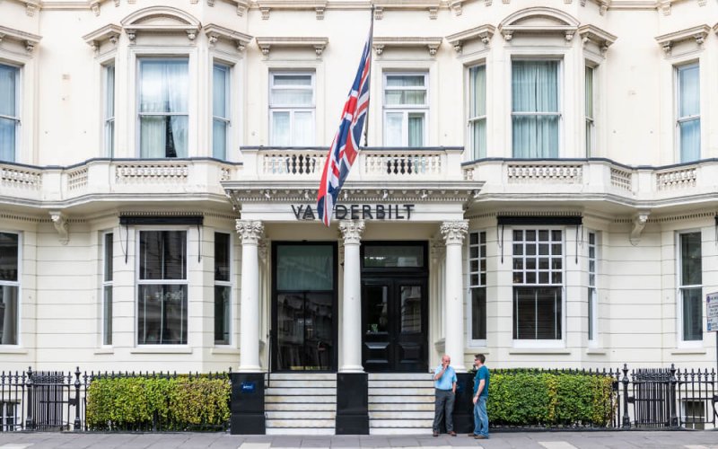 London,,Uk,-,September,16,,2018:,Sign,For,Vanderbilt,Radisson