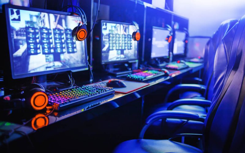 Gamer,Computer,Online,In,Internet,Cafe