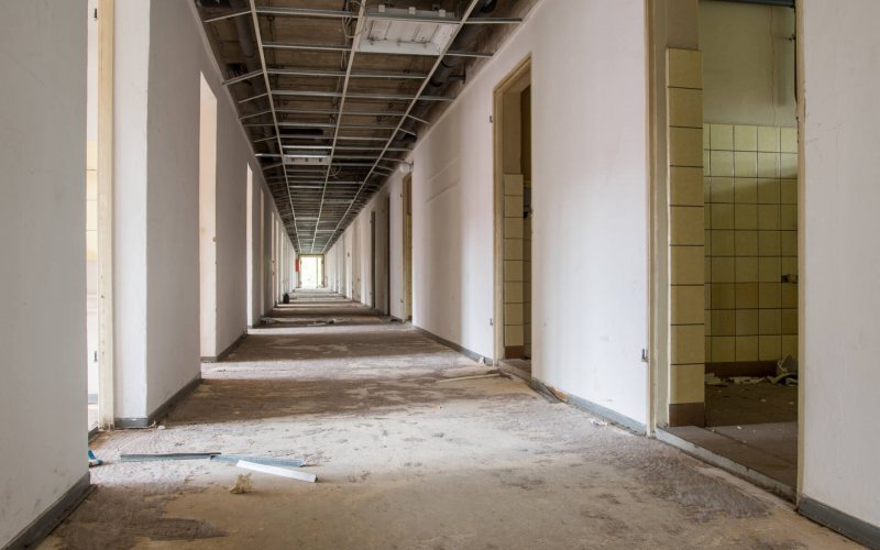 Corridor,In,A,Dilapidated,Business,Building