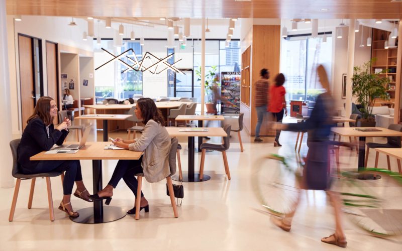 Interior,Of,Modern,Open,Plan,Office,With,People,Working,And
