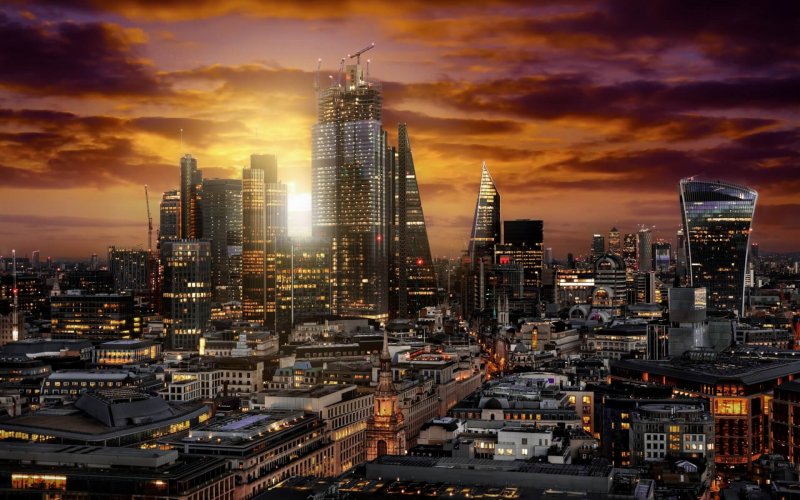 Sonnenaufgang hinter der City von London mit den modernen Wolken
