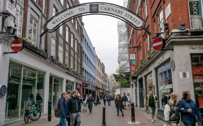 London,,England,,Uk-april,12,2023.,People,Walking,For,Shopping,In