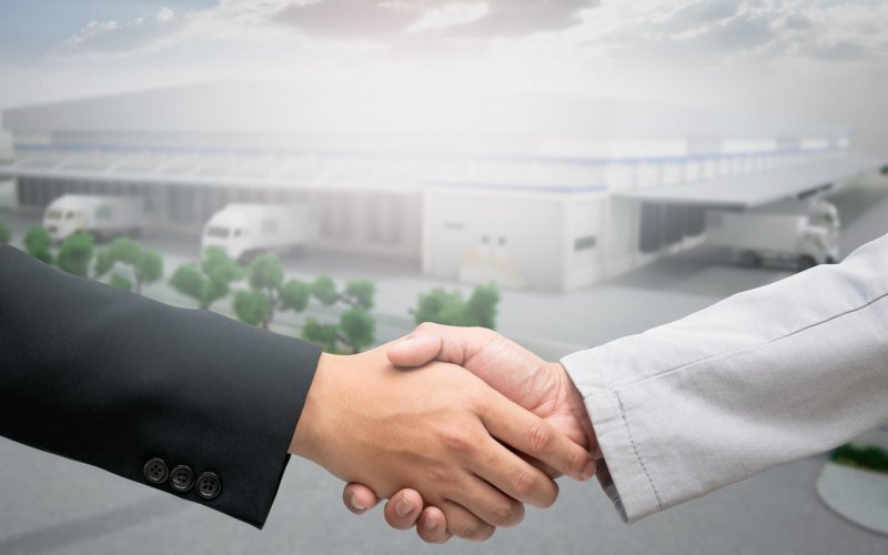 Handshake,Startup,For,Warehouse,Construction,Agreement,Of,Logistics,Partners.