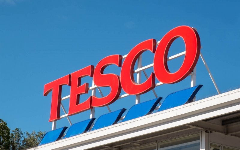 Evesham,,Uk,-,October,2017:,Tesco,Supermarket,Sign,Atop,A