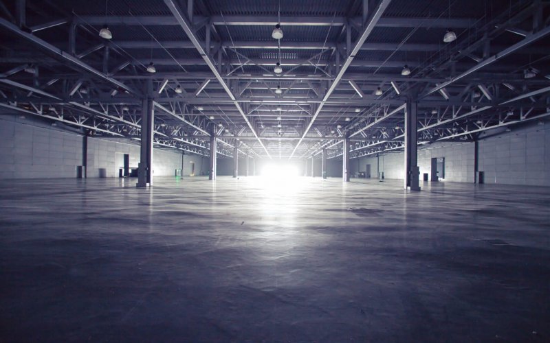 Modern,Empty,Dark,Storehouse,With,Light,At,The,End