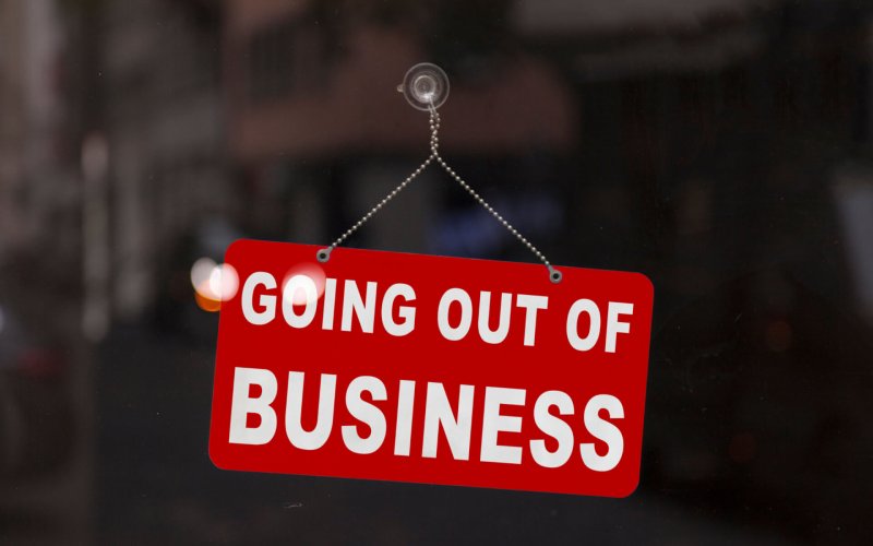 Close-up,On,A,Red,Closed,Sign,In,The,Window,Of