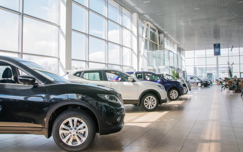 Russia,,Kirov,-,My,15,,2017:,Showroom,And,Car,Of
